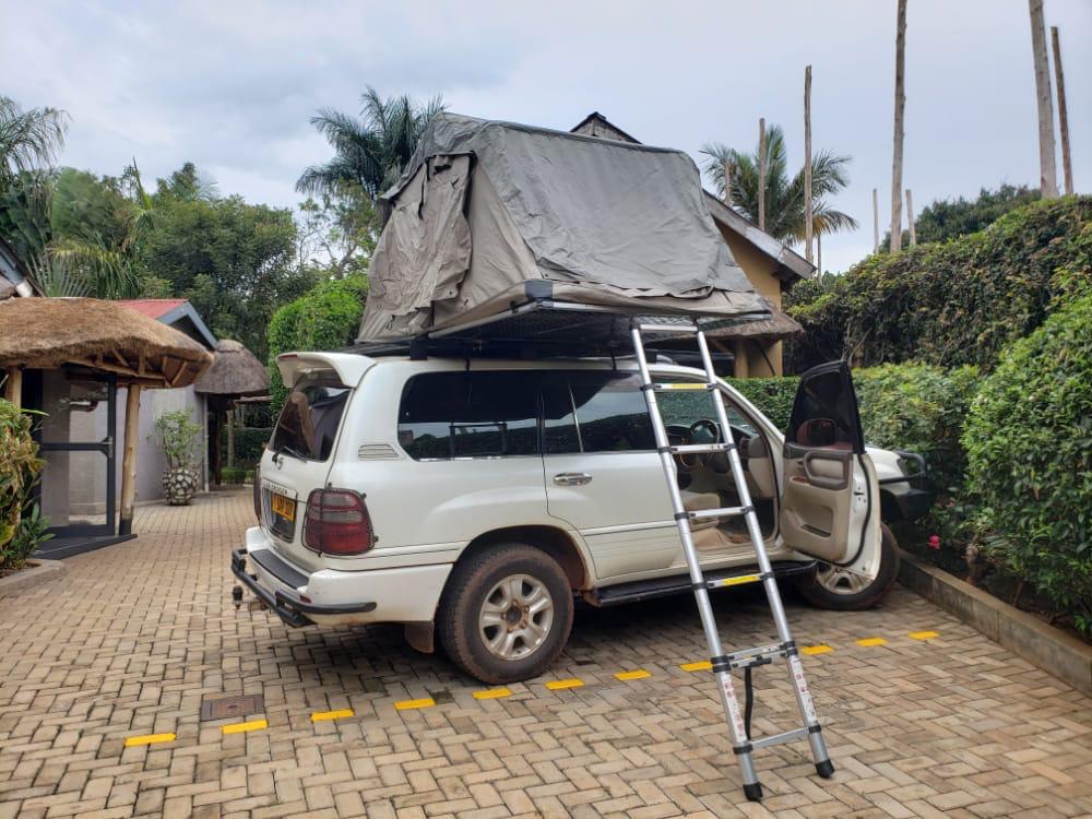 4x4 Toyota Land Cruiser VXV8 with rooftop tent